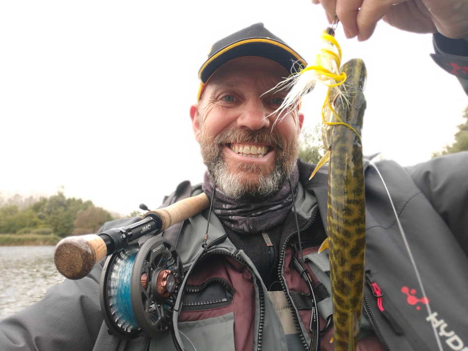 Guidage pêche et ateliers pêche nature, ce petit brochet pêché au streamer me donne quand même le sourire!