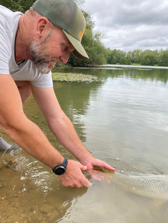 La remise à l'eau (release) est toujours un moment sympa, mais gare aux éclaboussures avec les carpes!