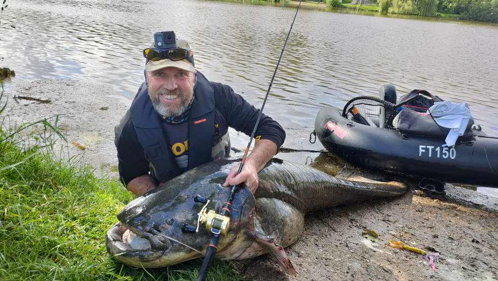 Poisson d'un peu plus de 2,18 m pris sur un gros spinnerbait... destiné à la traque du brochet!
